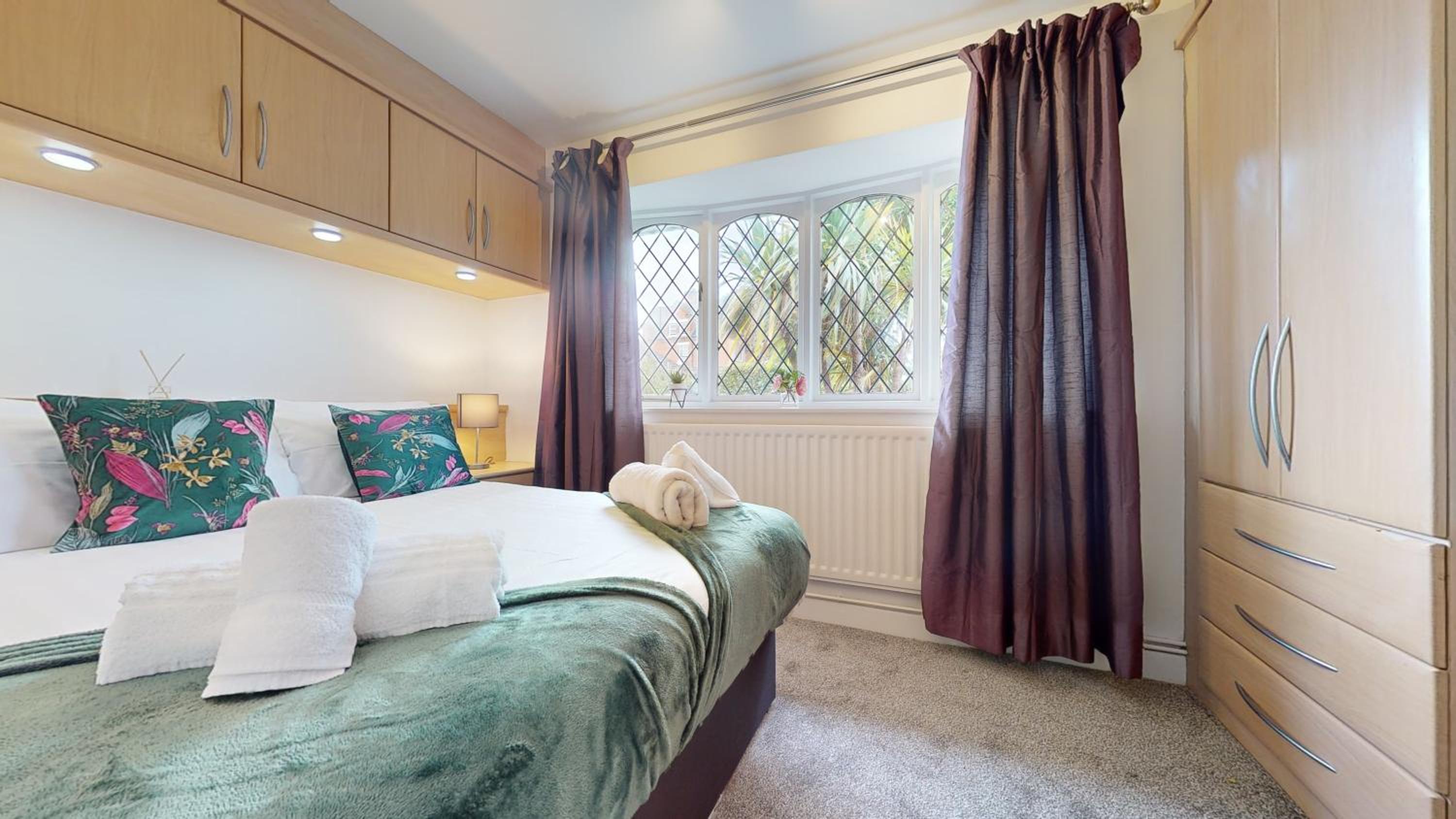Charming 3 Bed Bungalow Parking & Wifi Business and Leisure by Jesswood Properties view 5