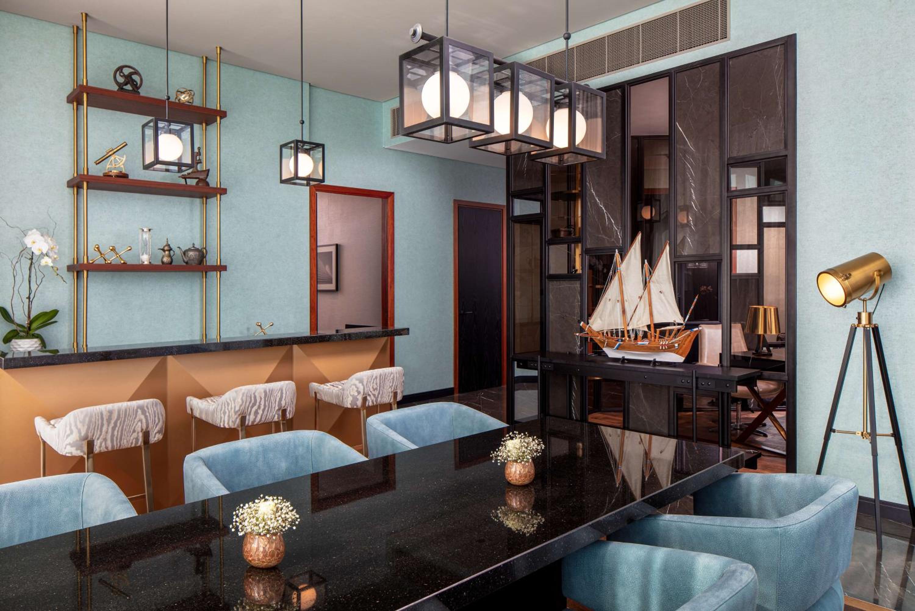 Woodstock Corner - Newly renovated slick and modern loft apartments 3