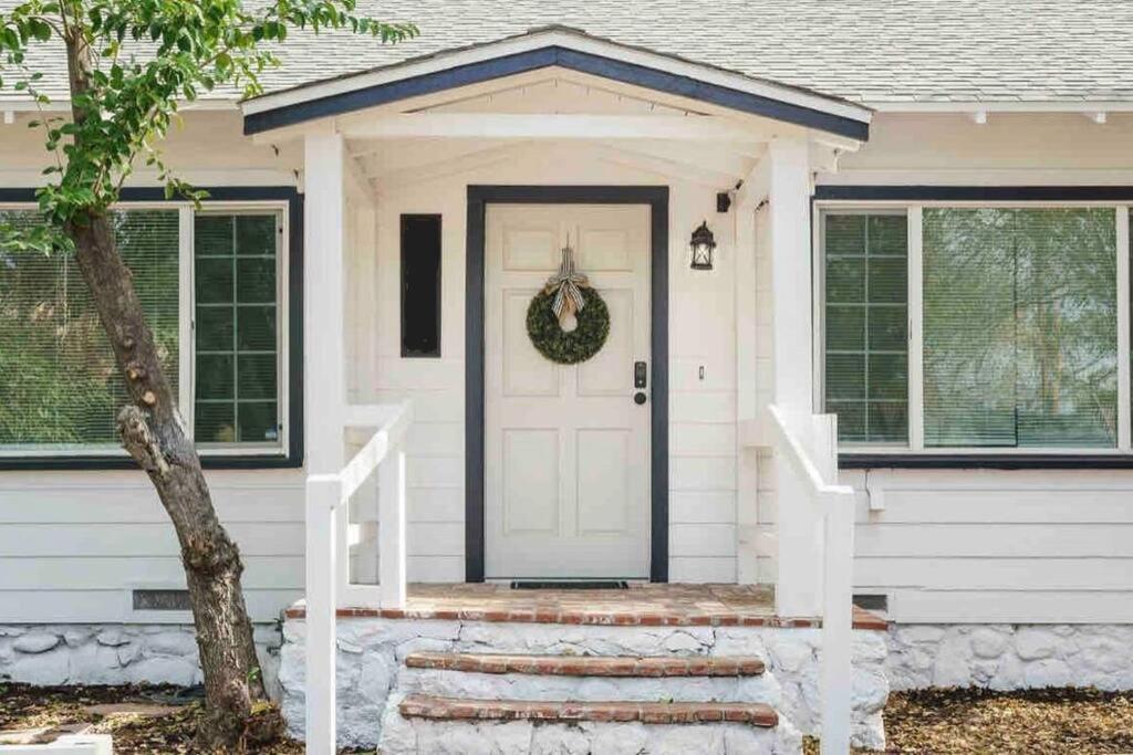 Entire 2 Bedroom Pet Friendly Cottage Home view 4