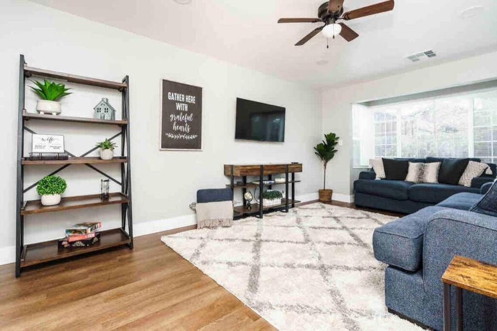 Entire 2 Bedroom Pet Friendly Cottage Home view 2