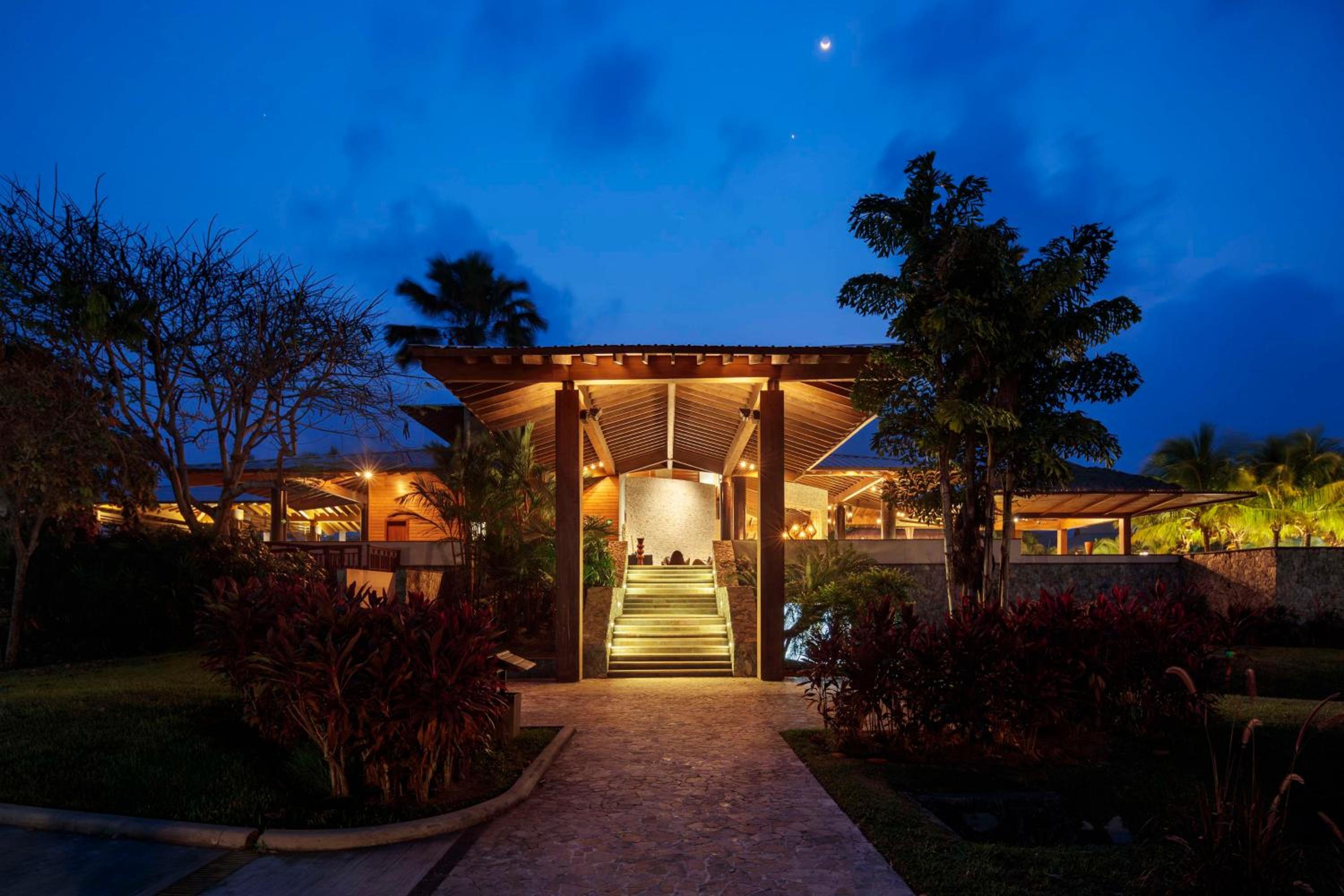 Indura Beach & Golf Resort Curio Collection By Hilton