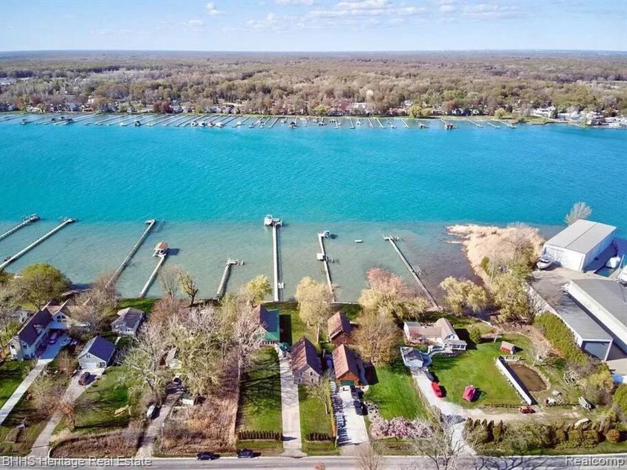 Newer Cottage on the Lake, ample space for boats view 5
