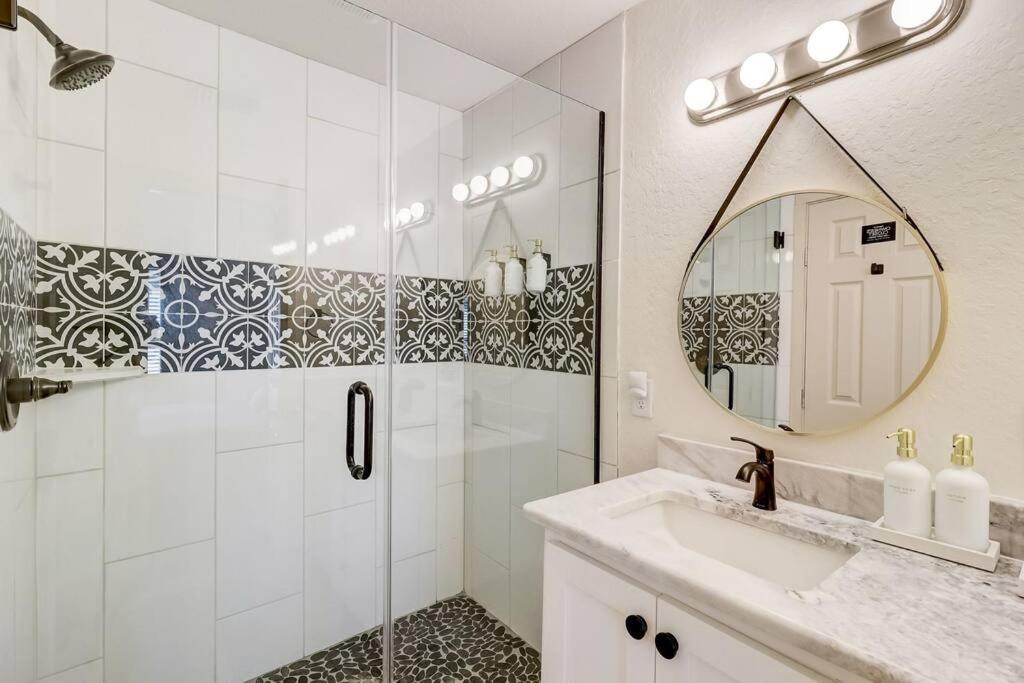The Retro Retreat - Close to Downtown, Fort Sam view 3
