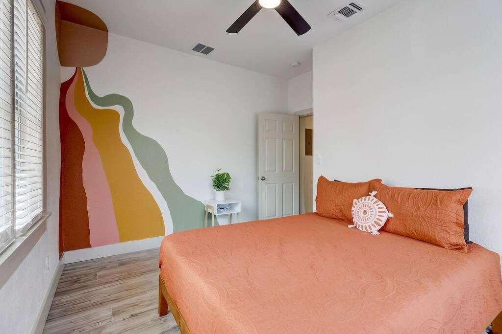 The Retro Retreat - Close to Downtown, Fort Sam view 4