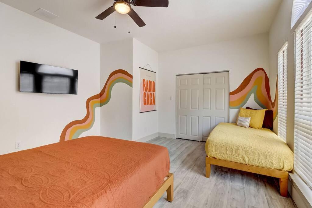 The Retro Retreat - Close to Downtown, Fort Sam view 5