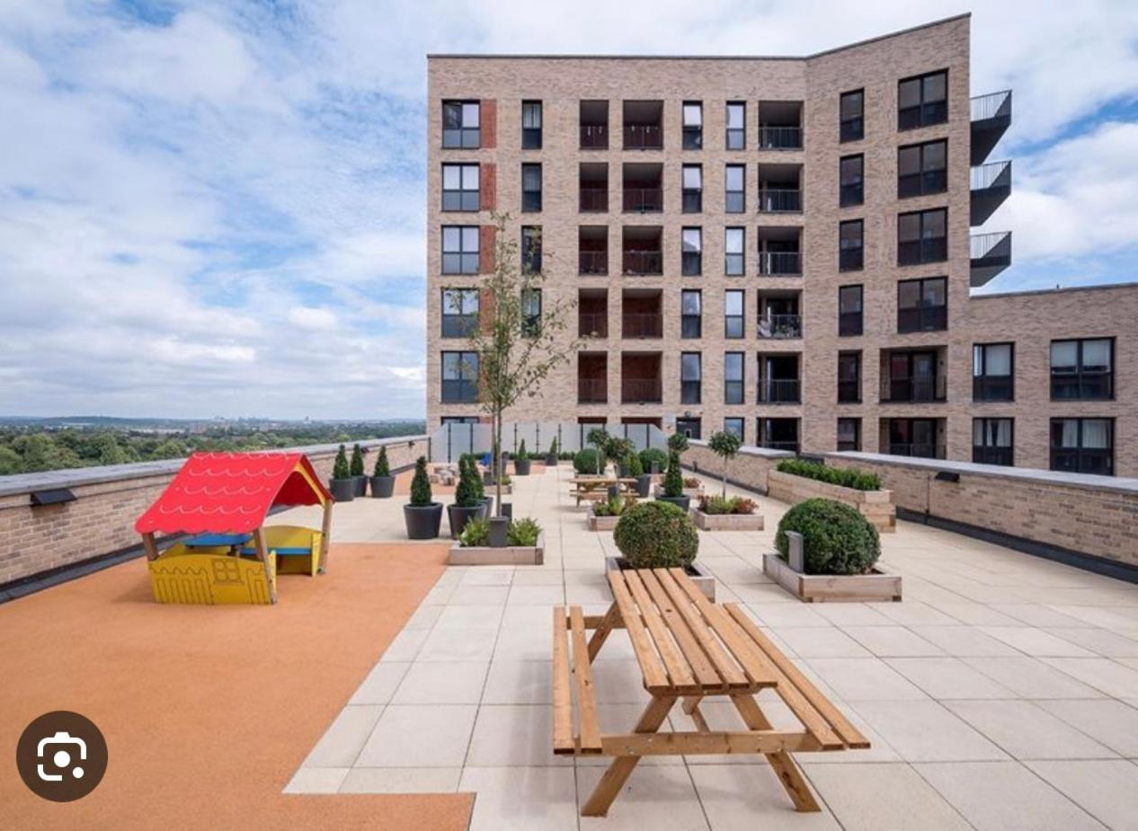 Stunning one-bedroom apartment- Next to tube station- Sleeps 3