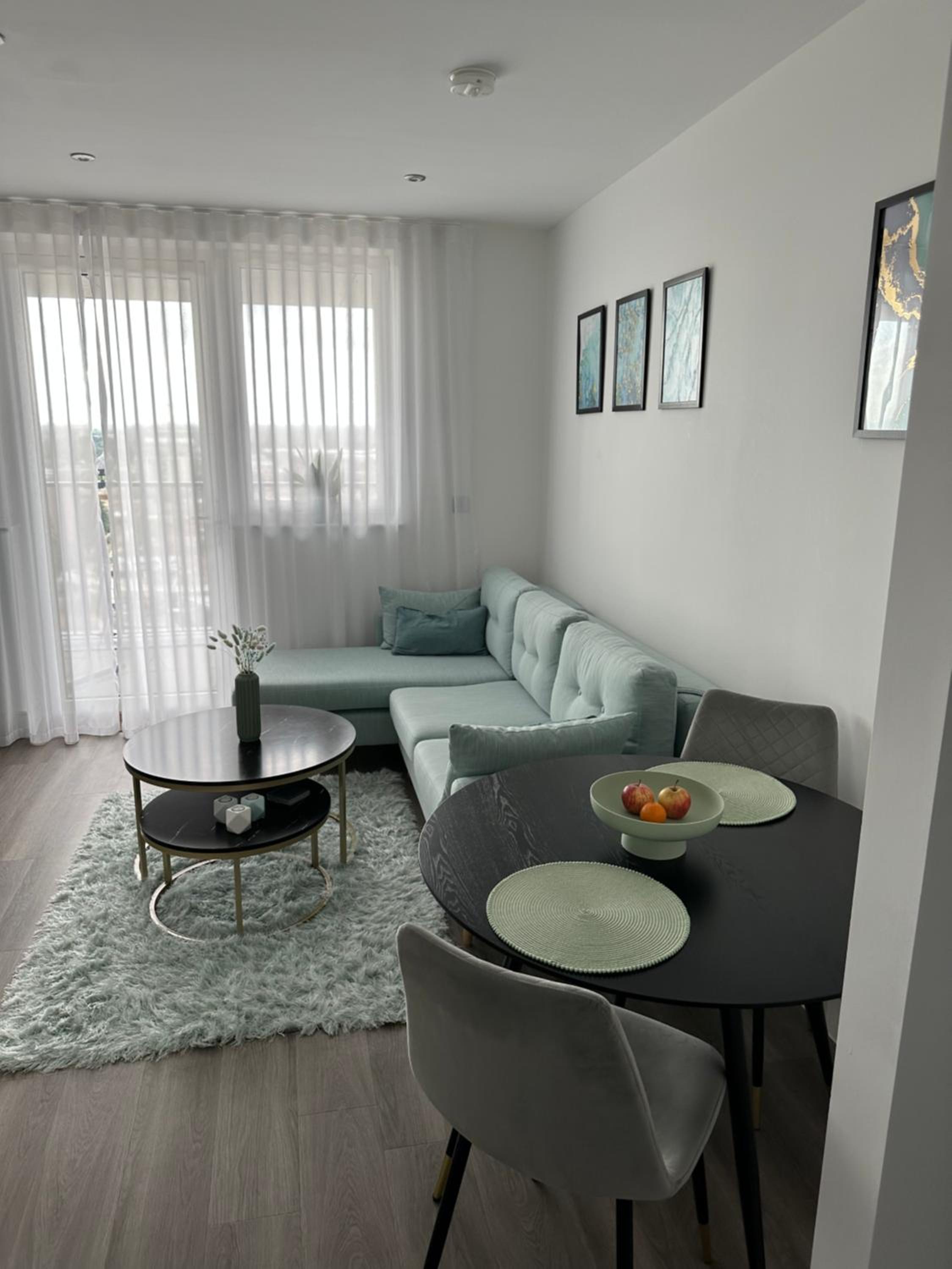 Stunning one-bedroom apartment- Next to tube station- Sleeps 3