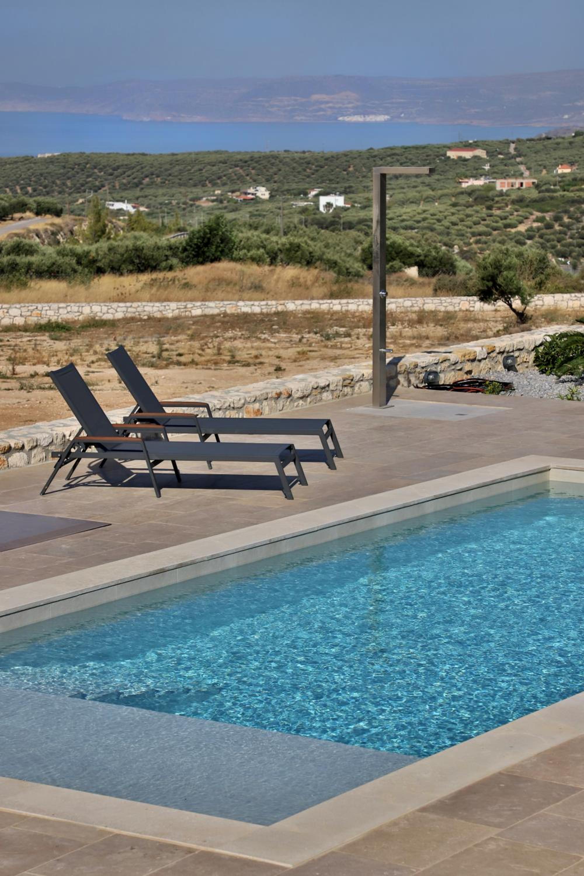 Sternes Tropicana Executive Villa with pool, by Comfortbnb view 4