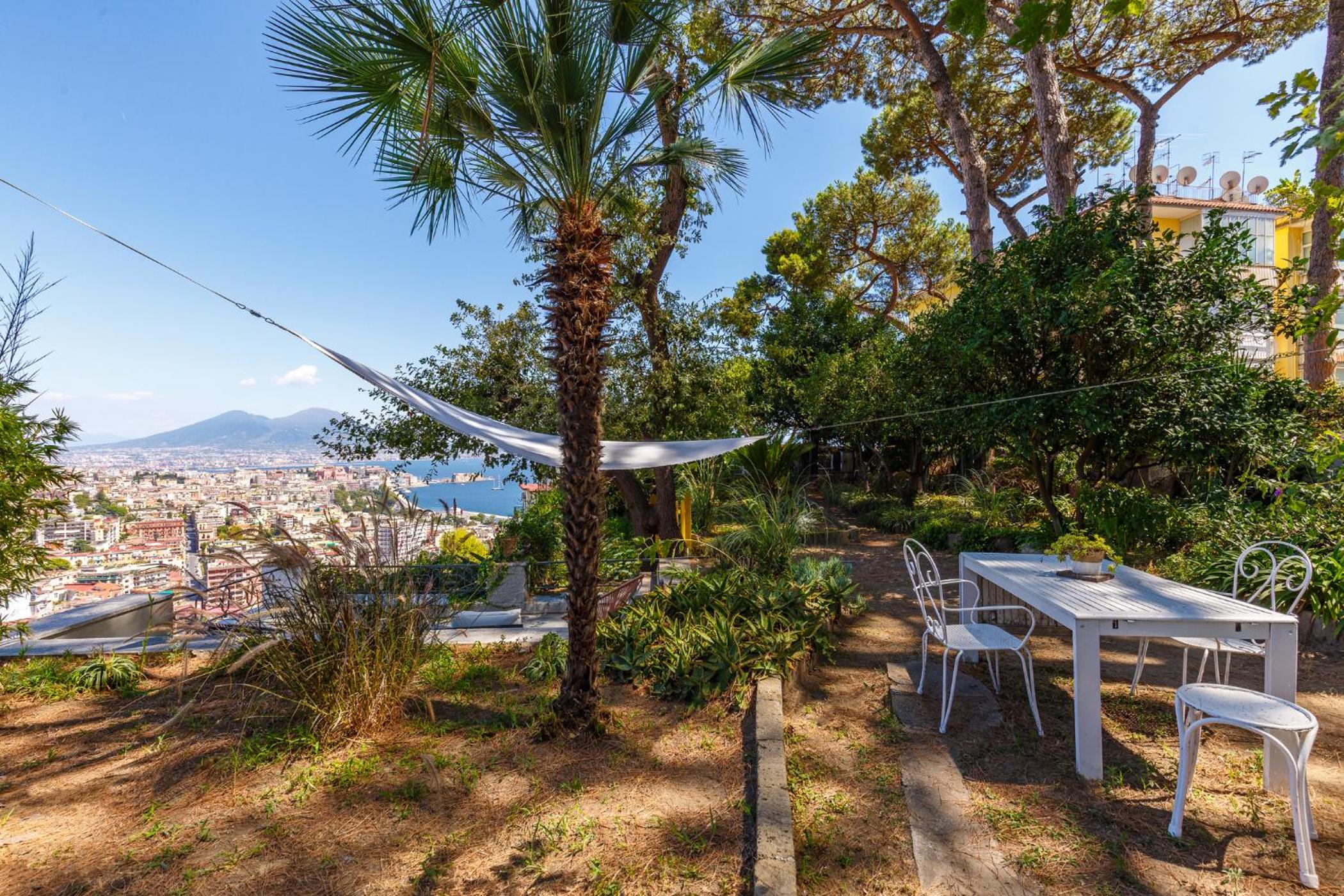 Romantic Place with Pines, Cats, Stunning View and Parking