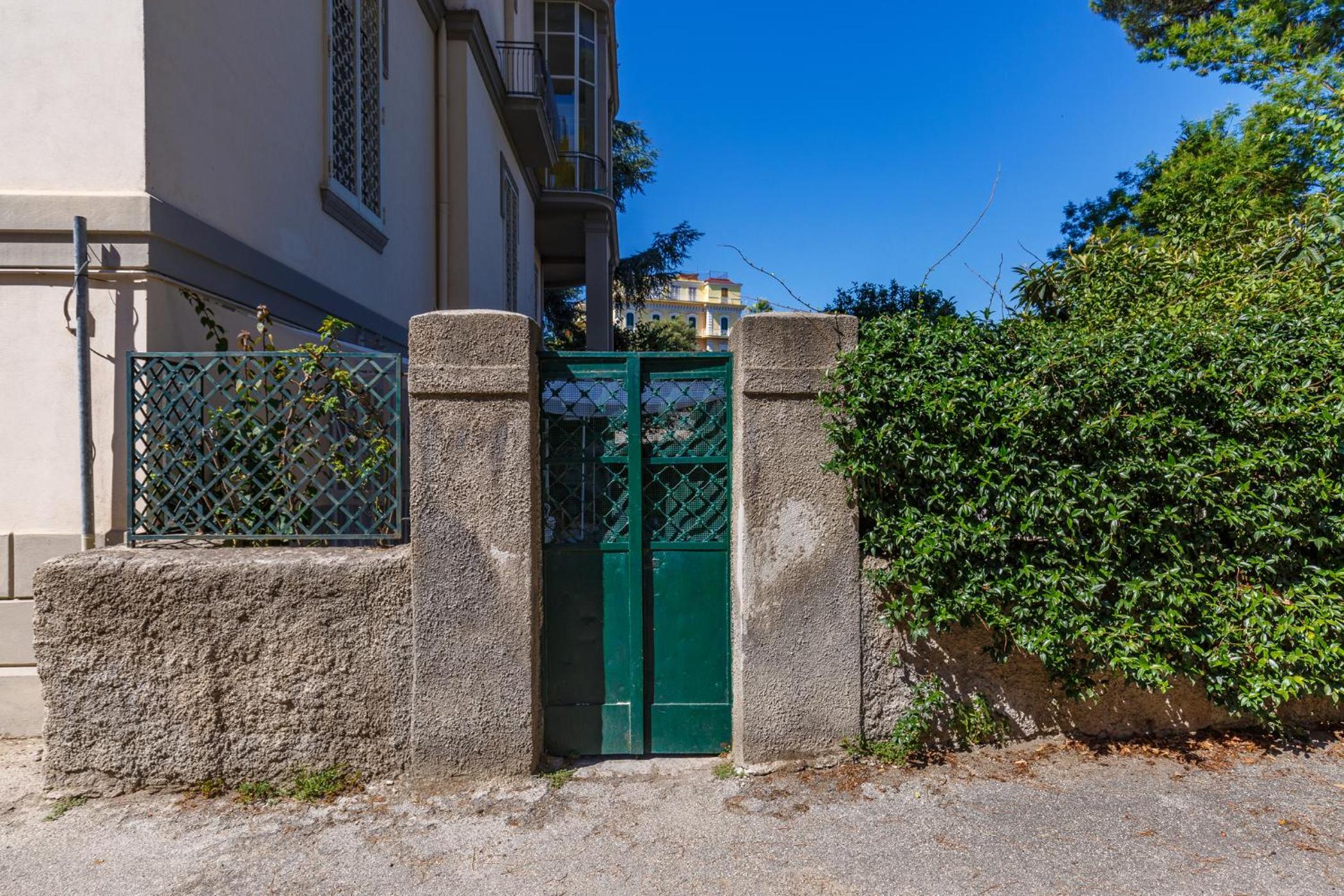 Romantic Place with Pines, Cats, Stunning View and Parking