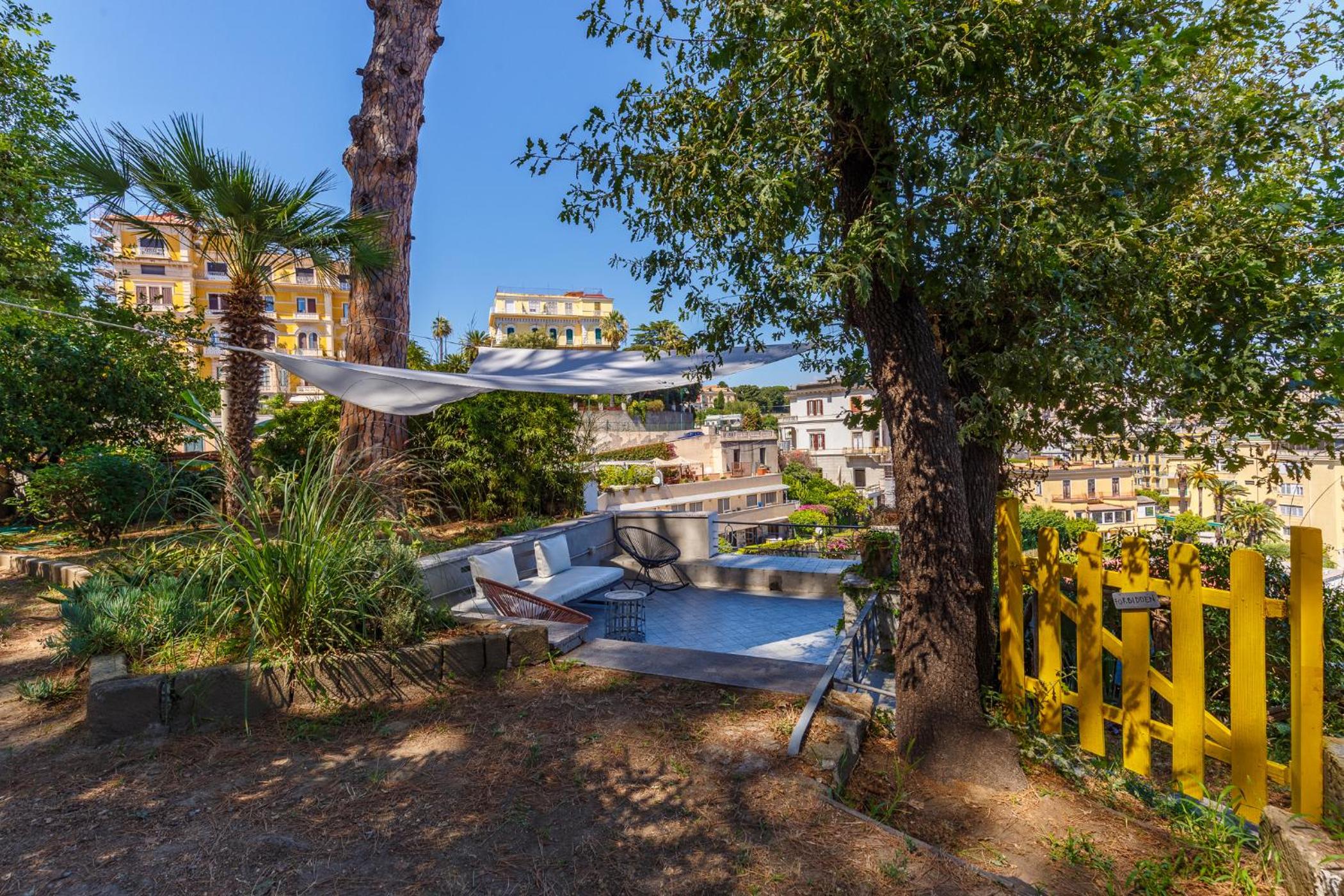 Romantic Place with Pines, Cats, Stunning View and Parking