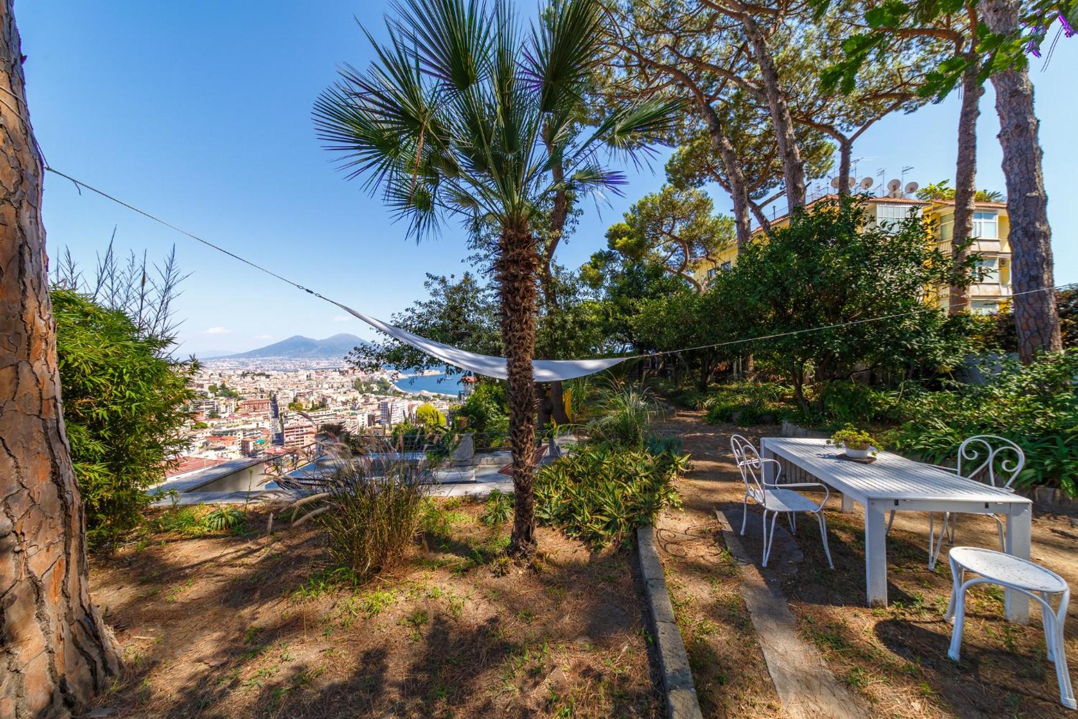 Romantic Place with Pines, Cats, Stunning View and Parking