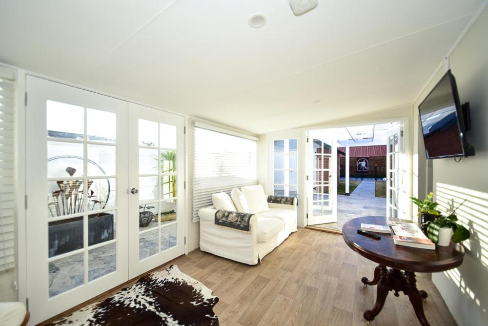 Macleay Cottage with plunge pool and local arts