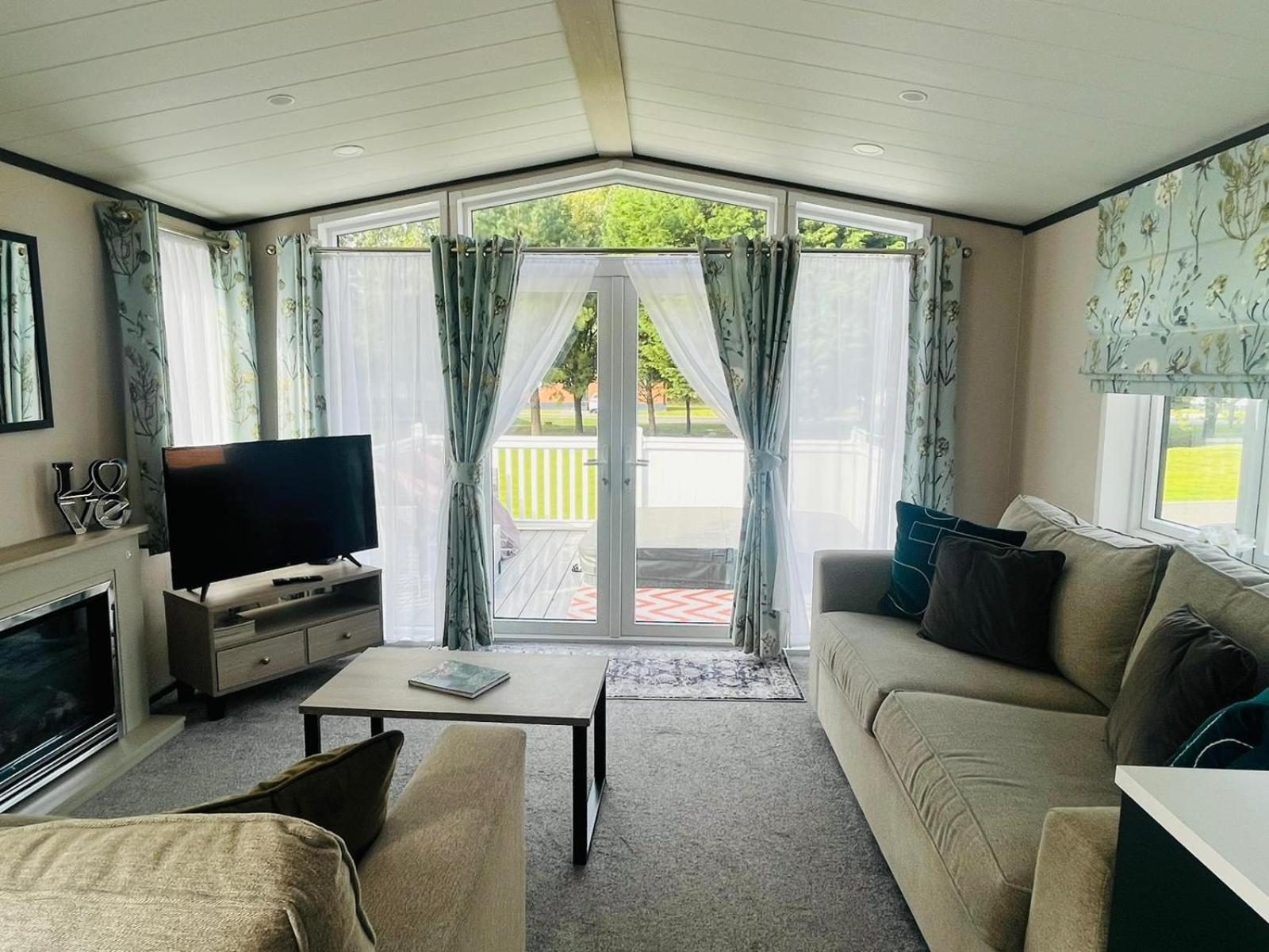 Teejay's Lodge with Hot Tub view 4