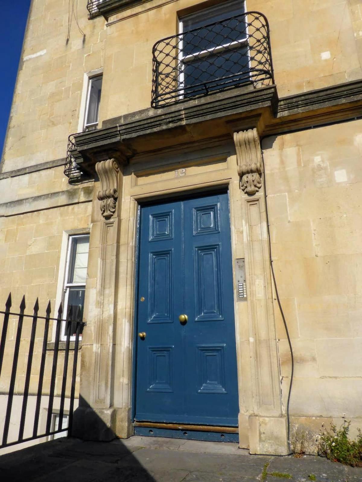 Plant yourself in the very centre of Bath - FREE PARKING
