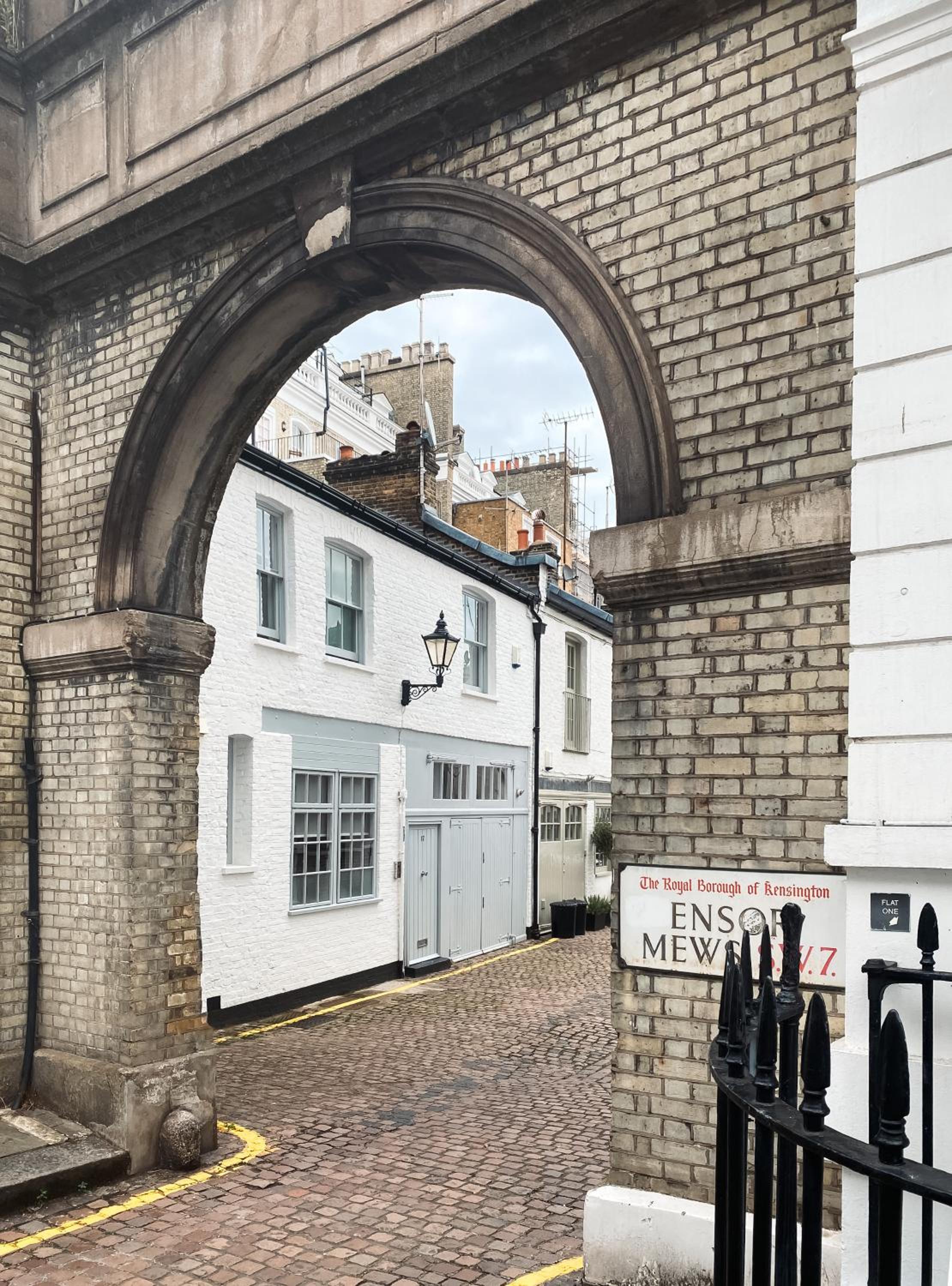 South Kensington stylish, quiet balcony apartment