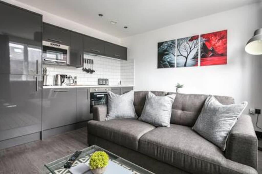 *Liverpool City Centre Modern Stylish Apartment view 2