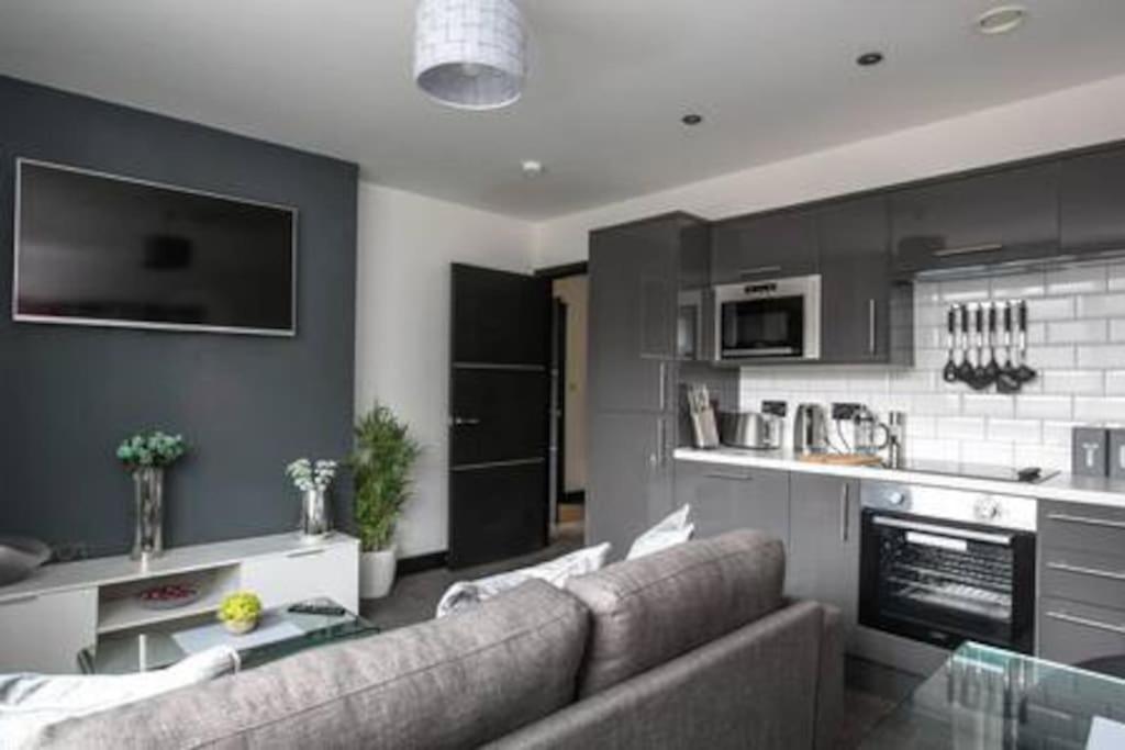 *Liverpool City Centre Modern Stylish Apartment view 4