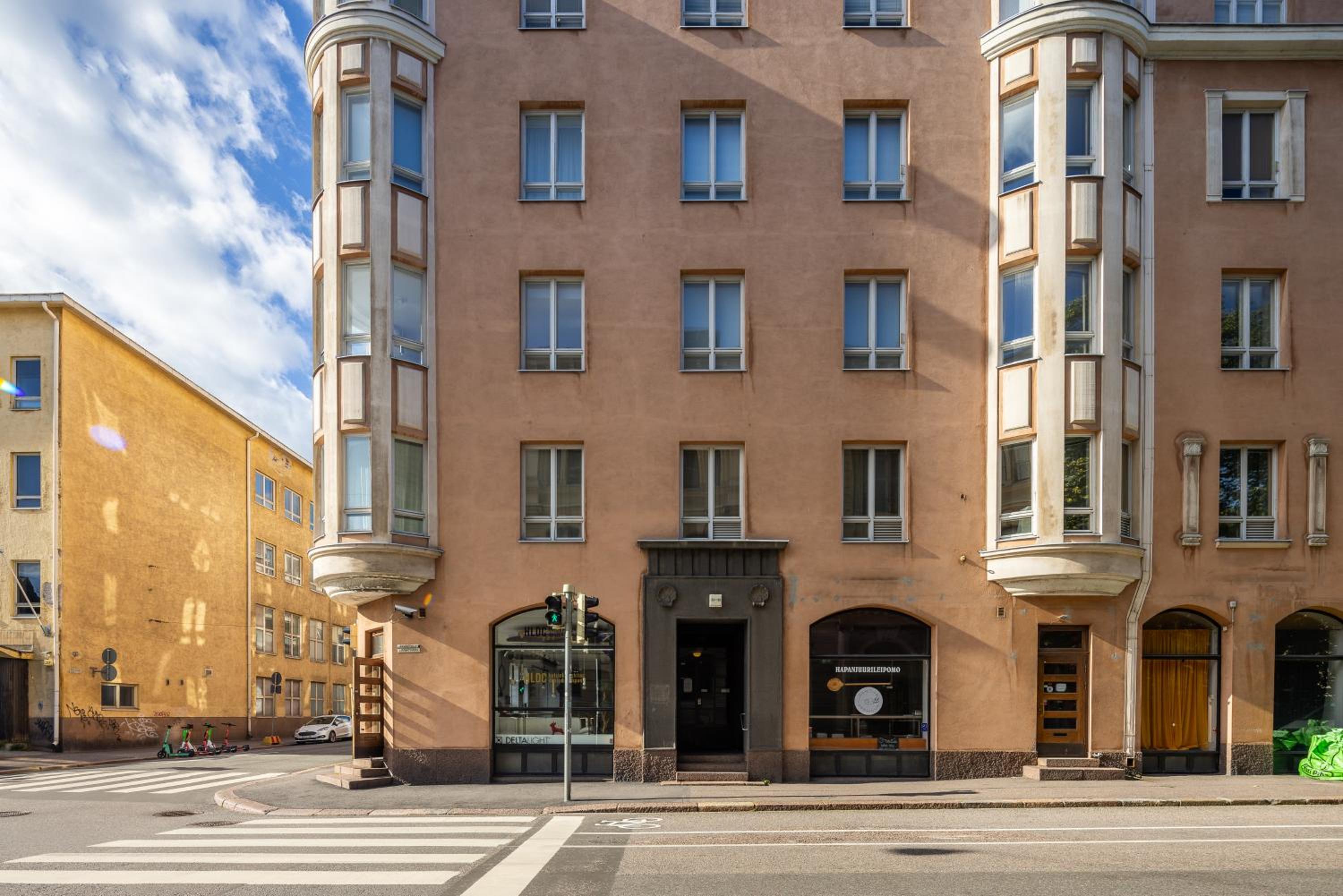 Elegant City Home view 3