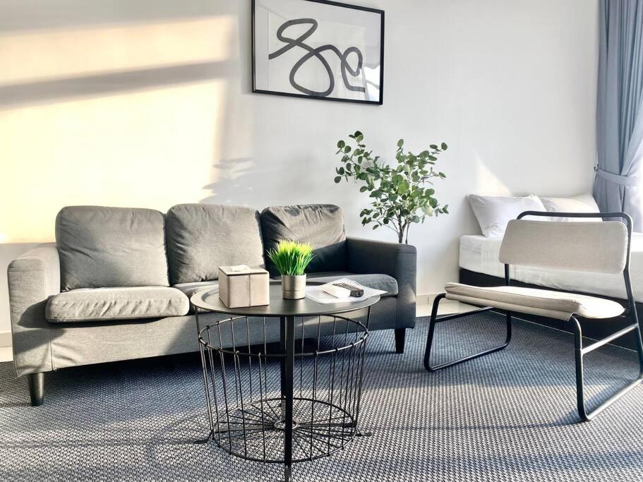 Beacon Executive Suites #Minimalist #SkyPool #Georgetown #6pax #2BR 2bath #3 Queen #Quality well maintained #Private host photo 6
