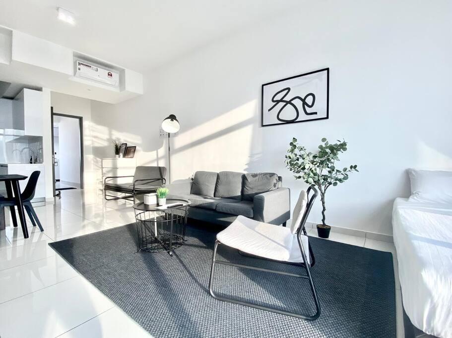 Beacon Executive Suites #Minimalist #SkyPool #Georgetown #6pax #2BR 2bath #3 Queen #Quality well maintained #Private host photo 4