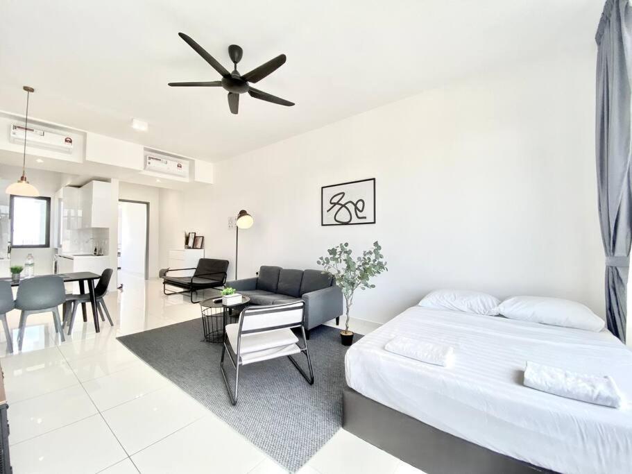 Beacon Executive Suites #Minimalist #SkyPool #Georgetown #6pax #2BR 2bath #3 Queen #Quality well maintained #Private host photo 7