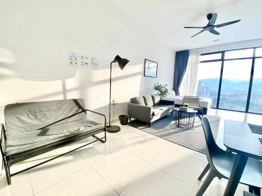 Beacon Executive Suites #Minimalist #SkyPool #Georgetown #6pax #2BR 2bath #3 Queen #Quality well maintained #Private host photo 8