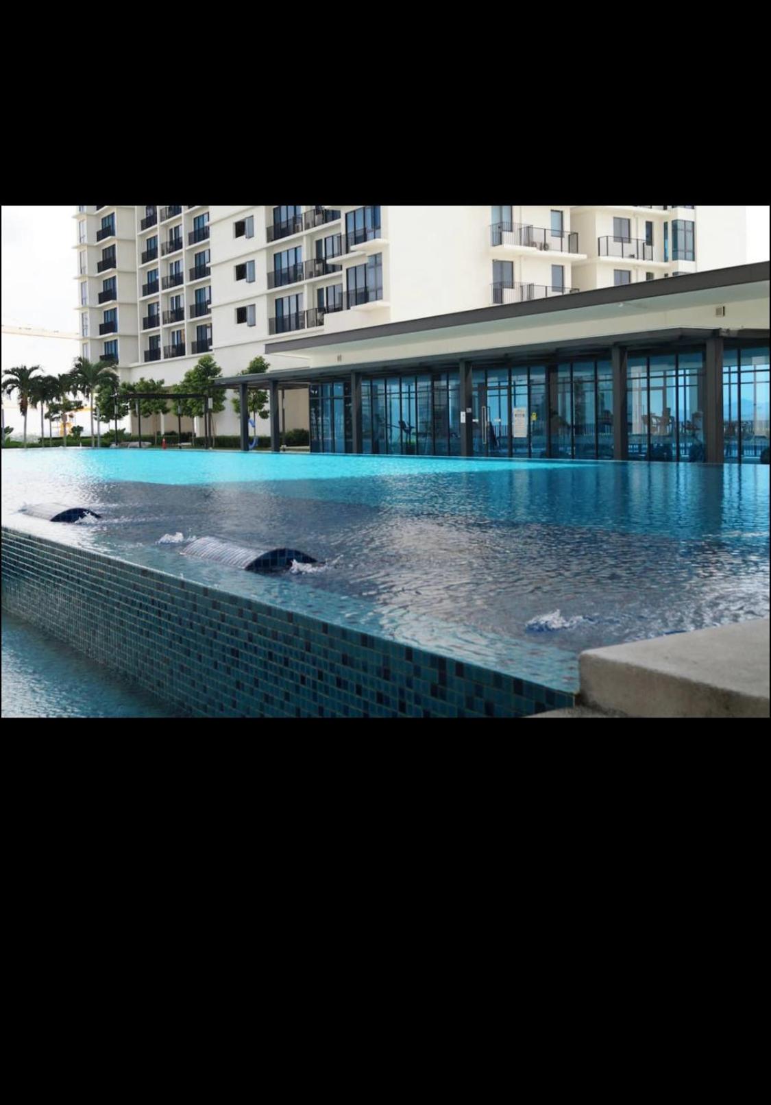 Poolview DillaSuite Trefoil w Wifi Parking Pool Netflix