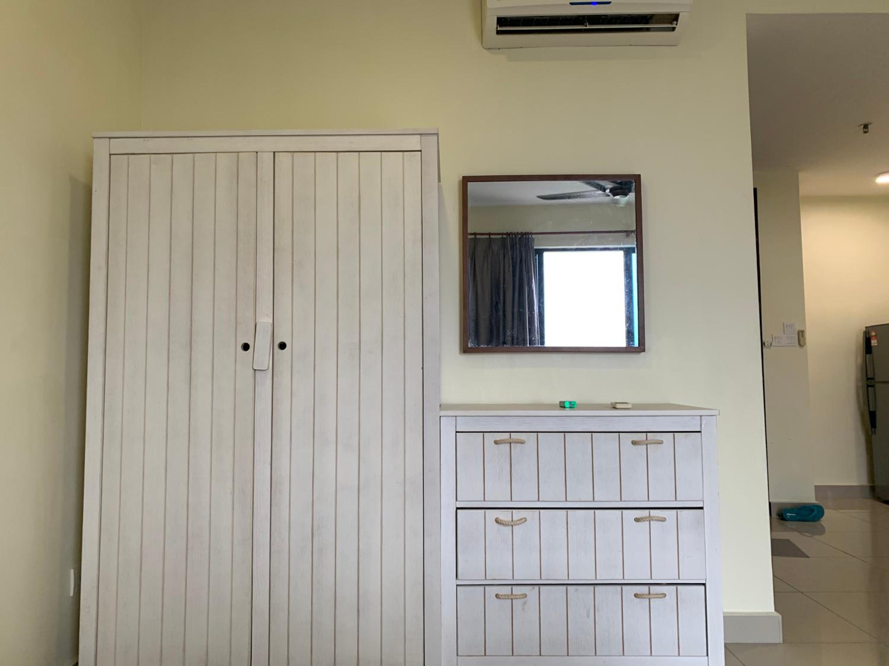 Poolview DillaSuite Trefoil w Wifi Parking Pool Netflix