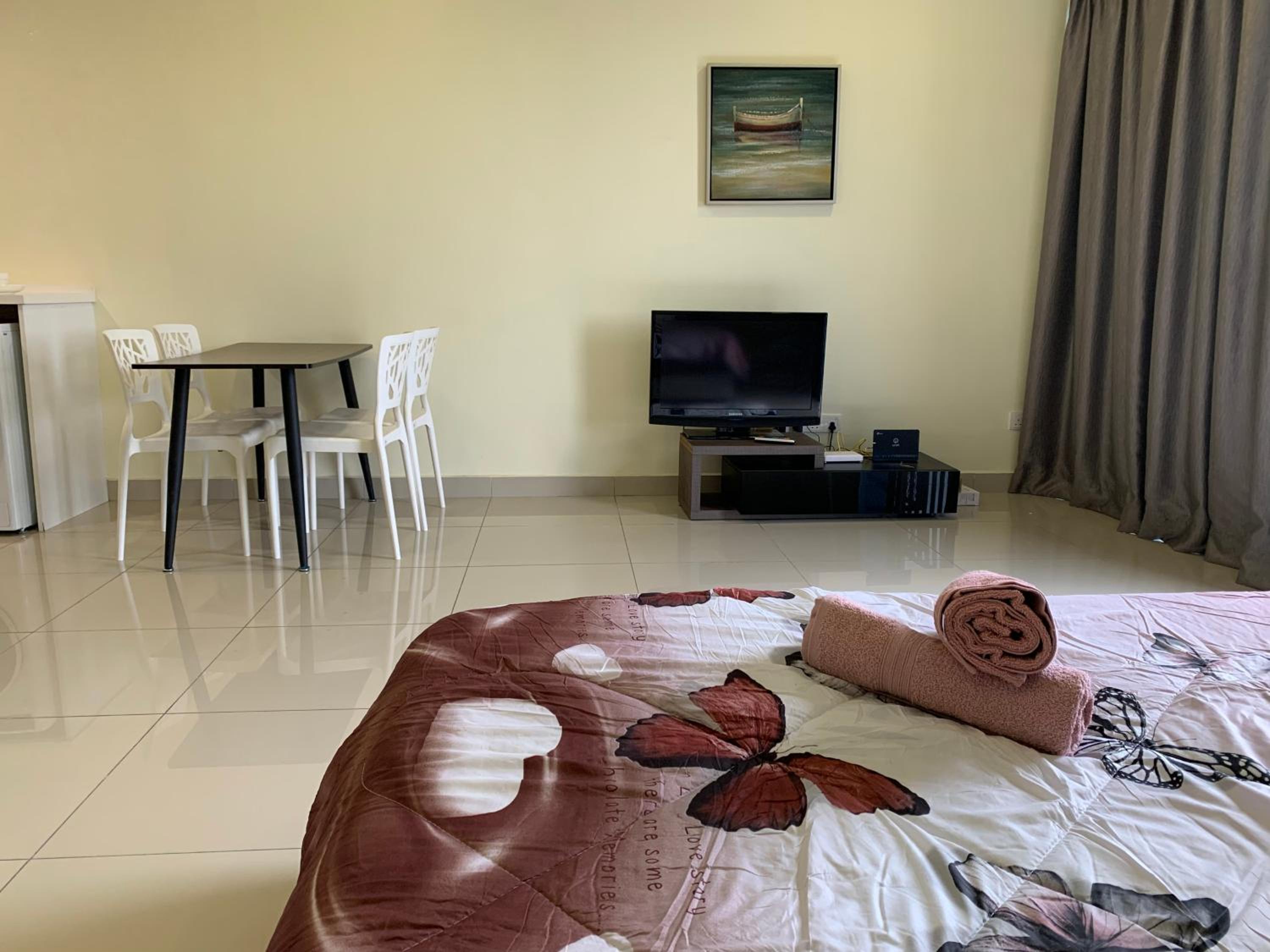 Poolview DillaSuite Trefoil w Wifi Parking Pool Netflix
