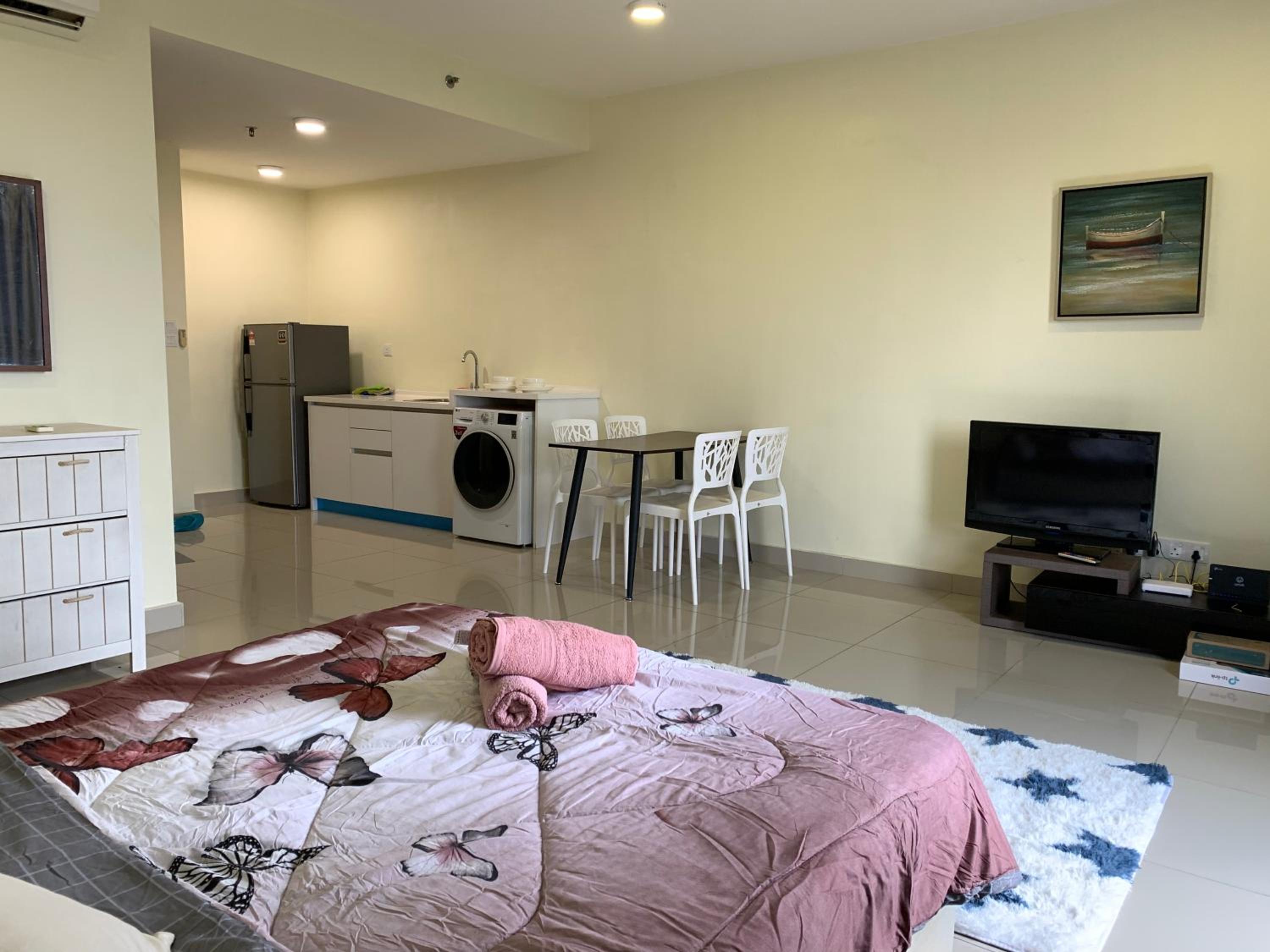 Poolview DillaSuite Trefoil w Wifi Parking Pool Netflix