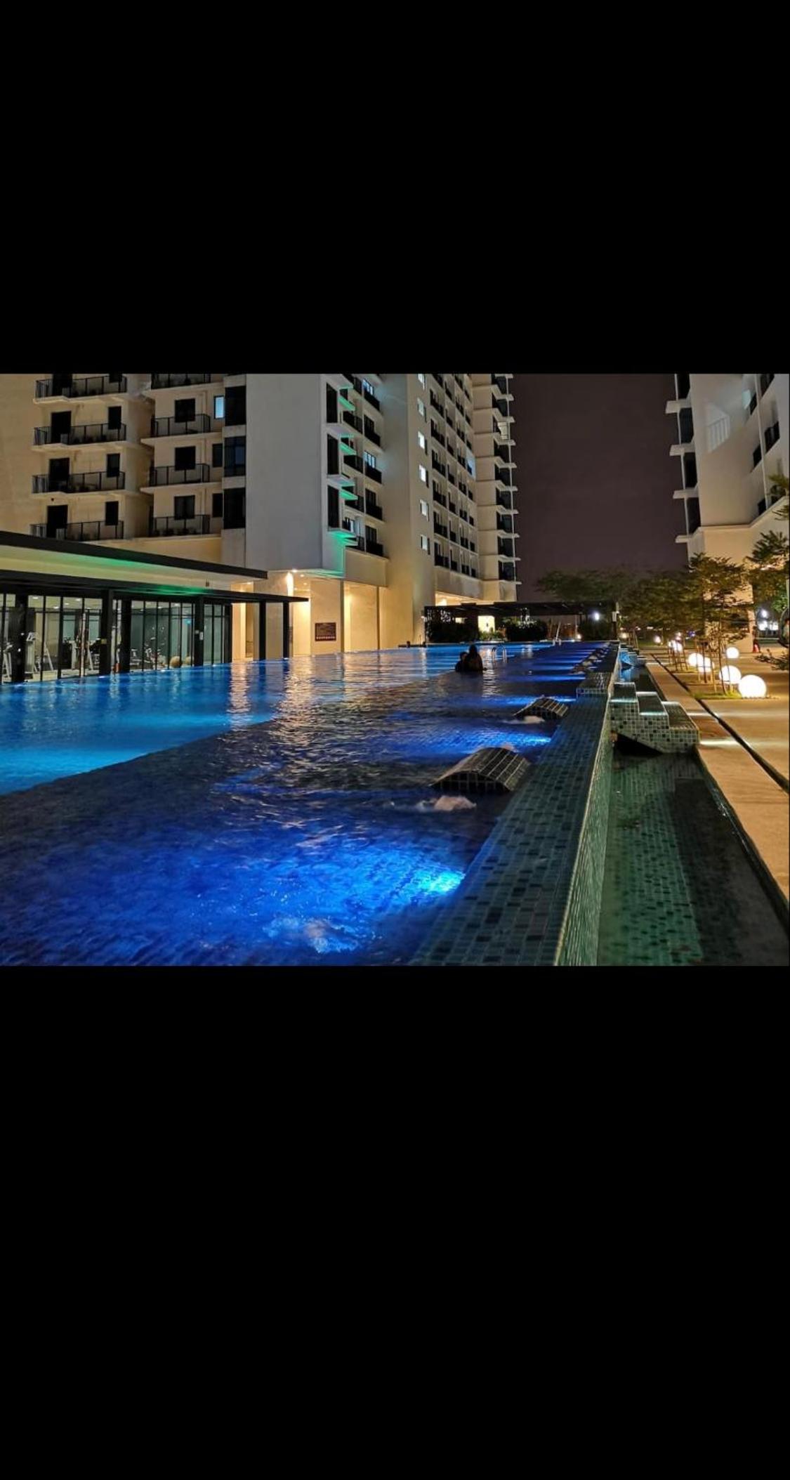 Poolview DillaSuite Trefoil w Wifi Parking Pool Netflix