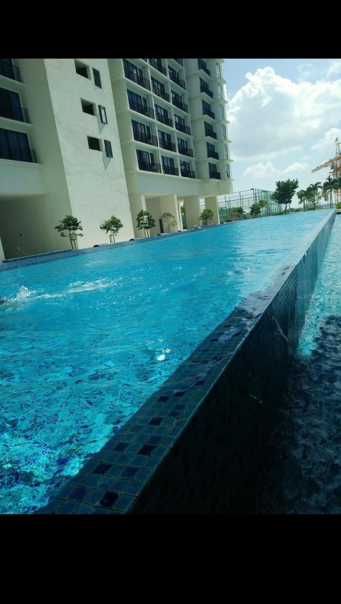 Poolview DillaSuite Trefoil w Wifi Parking Pool Netflix
