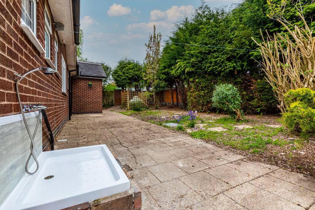 Modern 3 Bedroom Bungalow with Style & Comfort in Leicestershire view 3