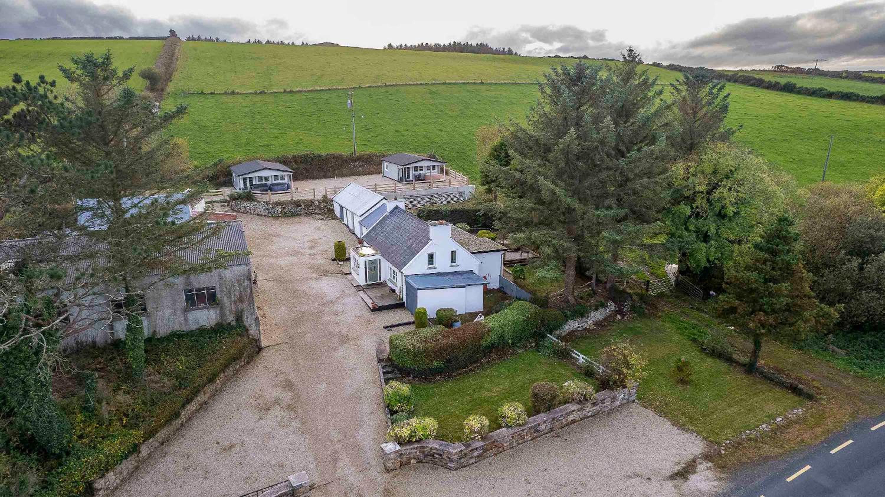 Traditional Cottage with Private Hot Tub in the Heart of Donegal