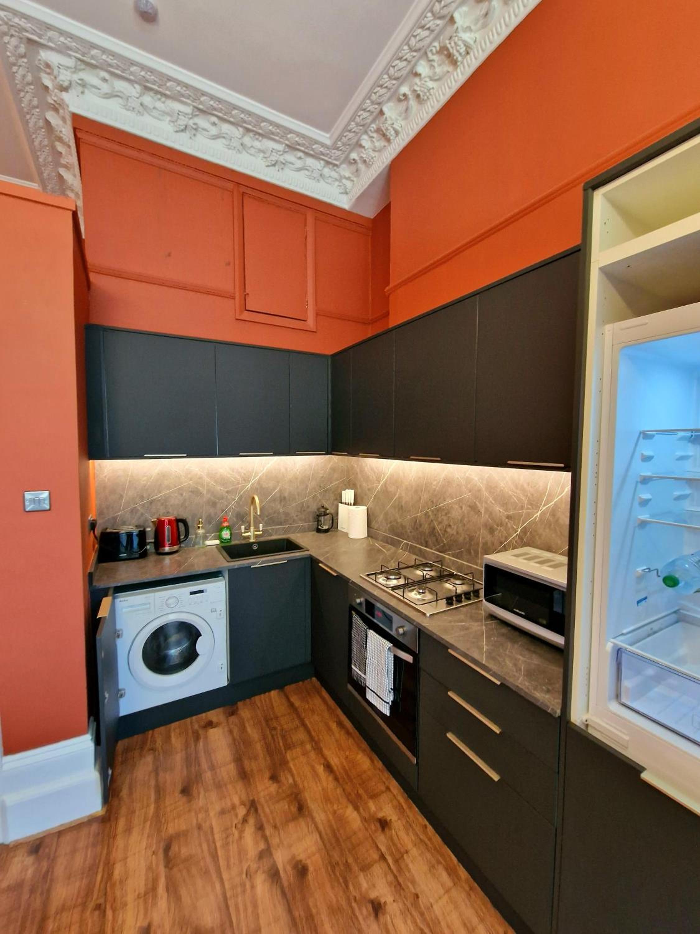 Beautiful & Bright Victorian Home with High Ceiling in Paddington near Hyde Park by Tube Stations - Ground Floor, No Stairs
