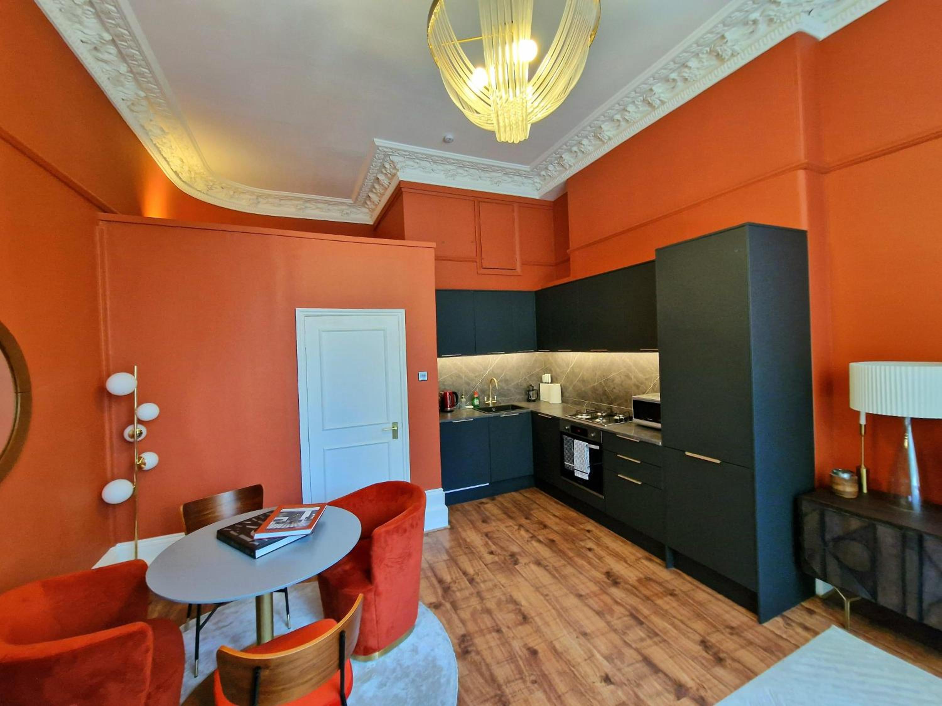 Beautiful & Bright Victorian Home with High Ceiling in Paddington near Hyde Park by Tube Stations - Ground Floor, No Stairs