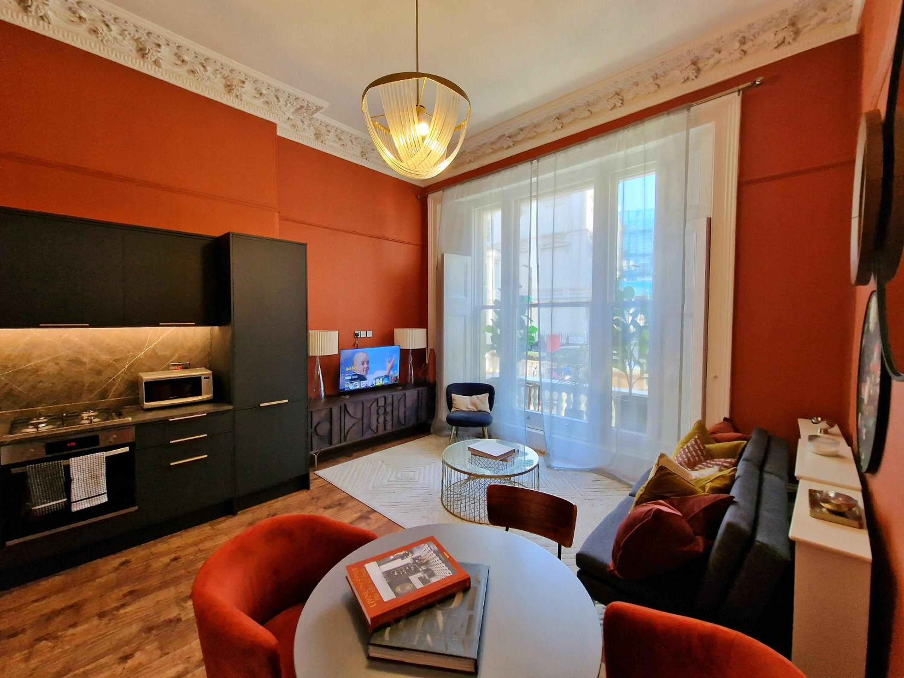 Beautiful & Bright Victorian Home with High Ceiling in Paddington near Hyde Park by Tube Stations - Ground Floor, No Stairs