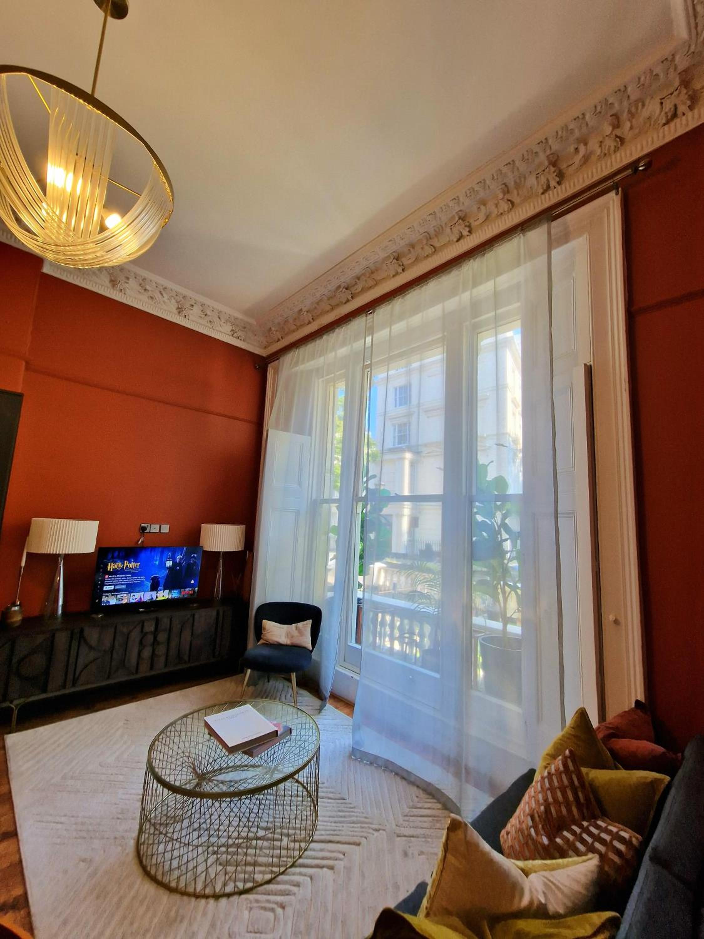 Beautiful & Bright Victorian Home with High Ceiling in Paddington near Hyde Park by Tube Stations - Ground Floor, No Stairs