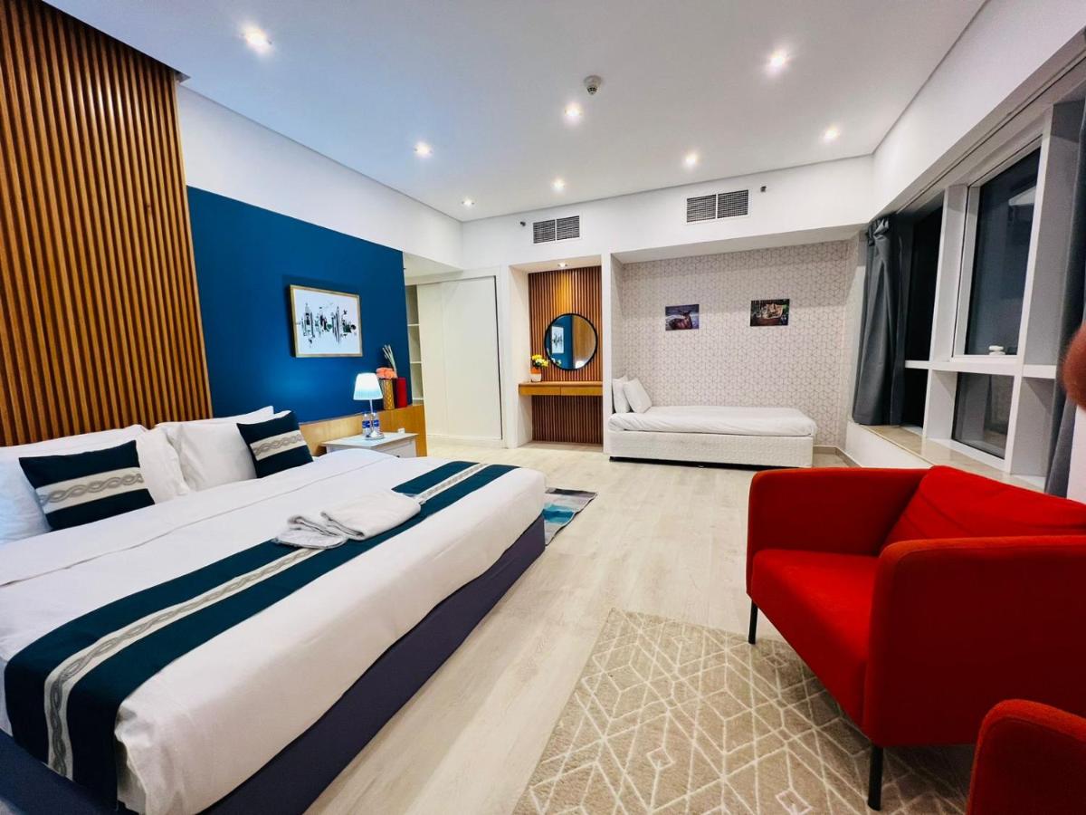 High Floor with city skyline & Burj khalifa view 3 bedroom unit marina