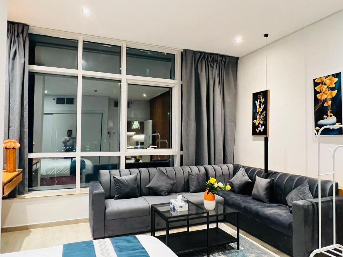 High Floor with city skyline & Burj khalifa view 3 bedroom unit marina