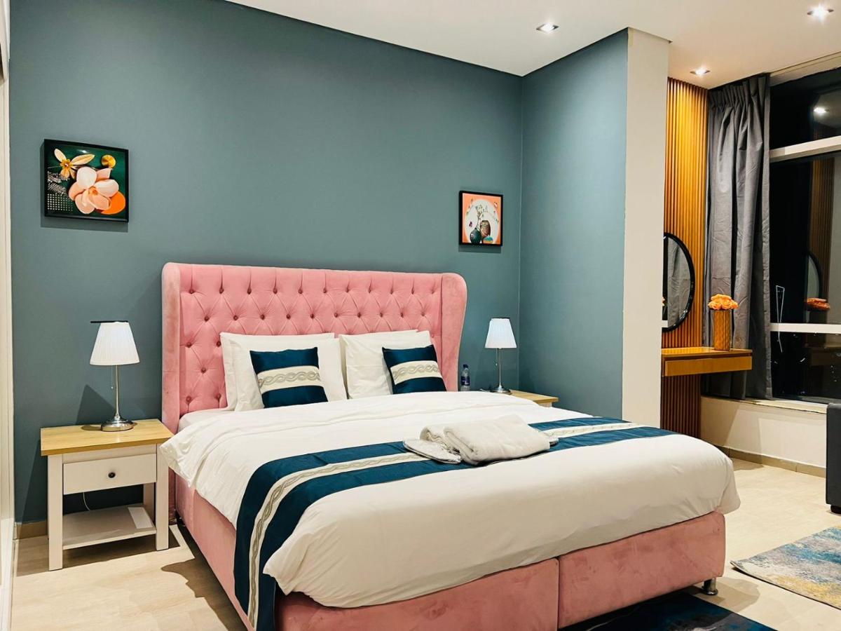 High Floor with city skyline & Burj khalifa view 3 bedroom unit marina