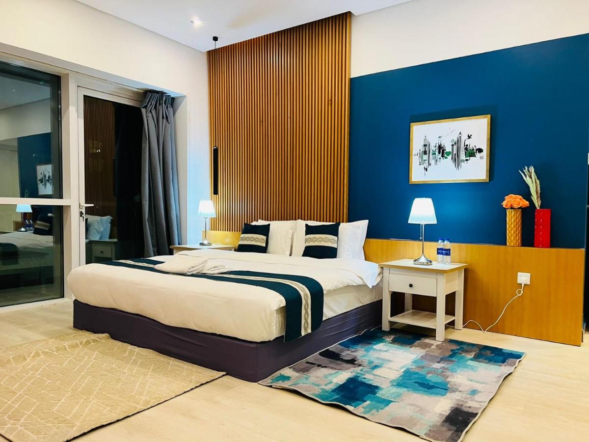 High Floor with city skyline & Burj khalifa view 3 bedroom unit marina