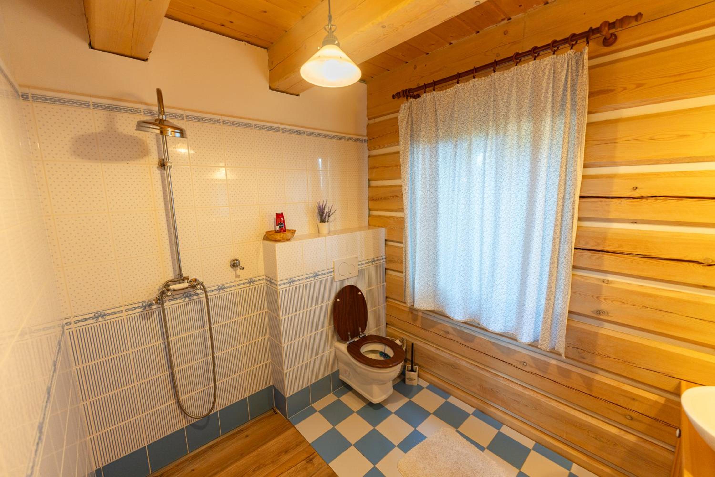 Moderní šumavská roubenka s výhledem na Boubín