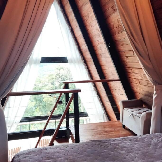 Cabana romântica com hidromassagem próx ao centro.