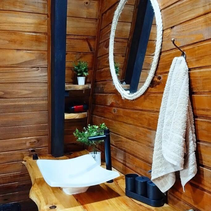 Cabana romântica com hidromassagem próx ao centro.