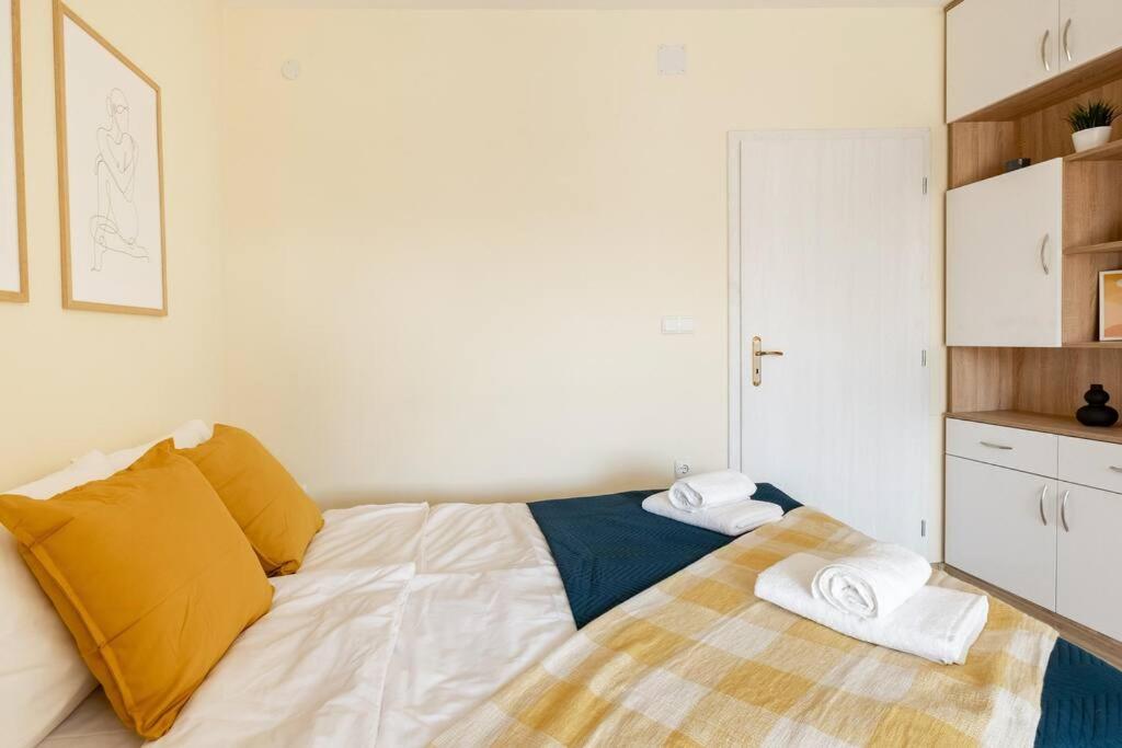 Central located 1BDR peaceful apt Fast Wi-fi