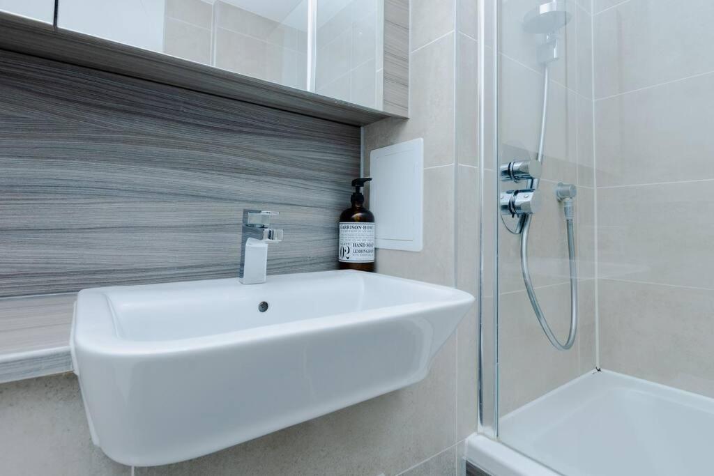 Modern 1 BR Flat wBalcony near Canary Wharf