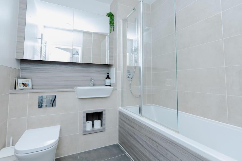 Modern 1 BR Flat wBalcony near Canary Wharf