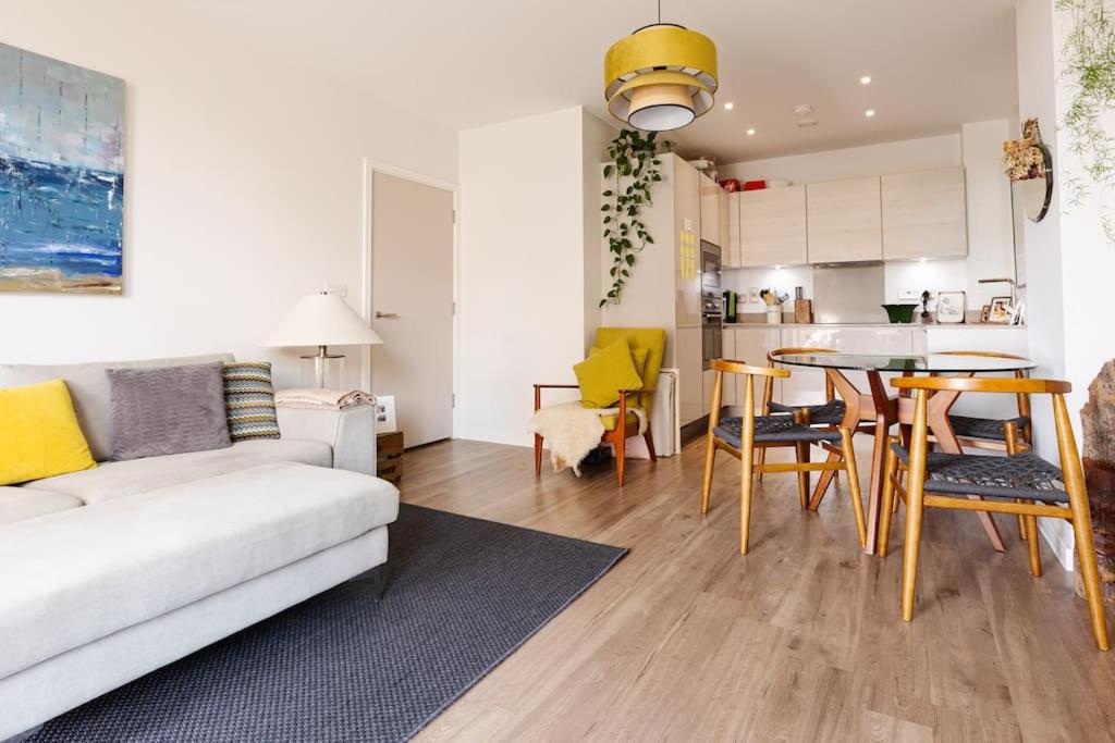 Modern 1 BR Flat wBalcony near Canary Wharf